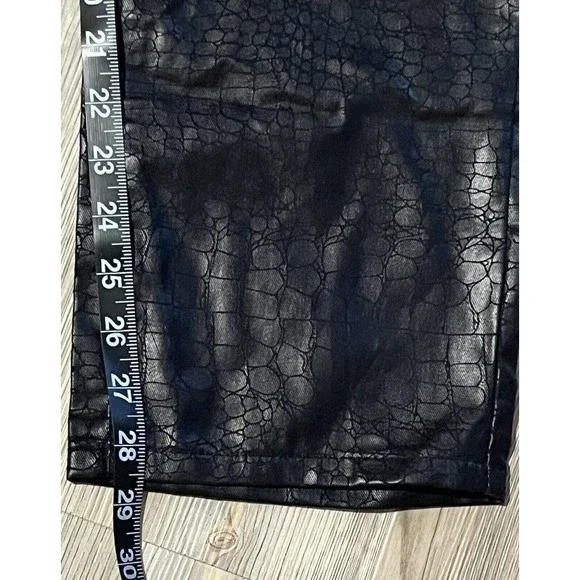 PrettyLittleThing Women’s Size 8 Black Coated  Croc Denim Straight Jeans - Picture 8 of 10